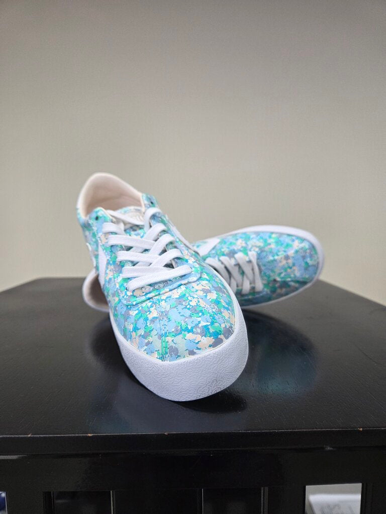Ladies Converse athletic shoe