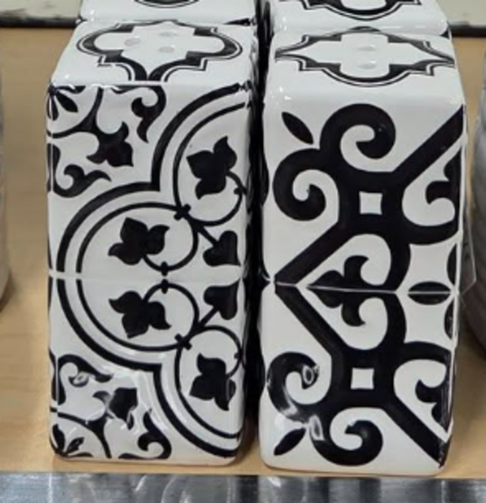Set of Salt and Pepper Shakers Black/White