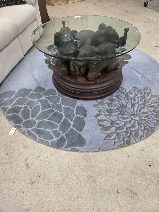 ROUND AREA RUG Approx 5.5'