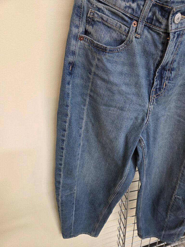 Like new Old Navy Barrel Leg High Rise Jeans sz 2