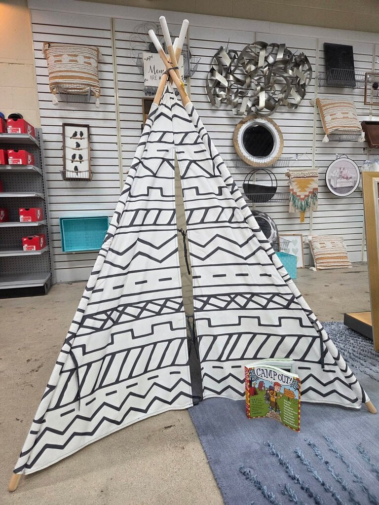 NWT Children's Teepee Ages 3+, 58"L x 58"W x56"H w/carry case