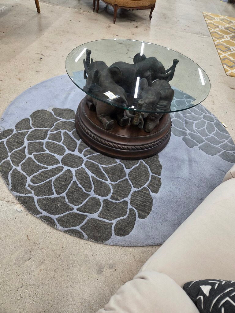 ROUND AREA RUG Approx 5.5'